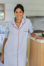 Cargar imagen en el visor de la galería, Camisa Oxford celeste con vivo rojo