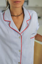 Cargar imagen en el visor de la galería, Camisa Oxford celeste con vivo rojo