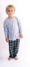 Cargar imagen en el visor de la galería, Pijama de viyela verde y roja con remera
