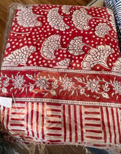 Cargar imagen en el visor de la galería, Pareo floreado rojo
