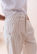 Cargar imagen en el visor de la galería, Bombacha de campo de lino blanca
