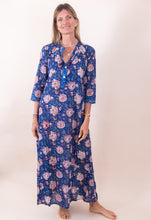 Cargar imagen en el visor de la galería, Túnica azul con flores rojas de mujer
