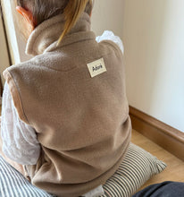 Cargar imagen en el visor de la galería, Chaleco de polar beige
