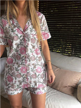 Cargar imagen en el visor de la galería, Pijama corto floreado rosa de mujer
