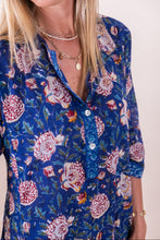 Cargar imagen en el visor de la galería, Túnica azul con flores rojas de mujer
