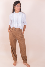 Cargar imagen en el visor de la galería, Bombacha de campo de lino camel
