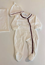 Cargar imagen en el visor de la galería, Pijama classic blanco con volado bordó de nena
