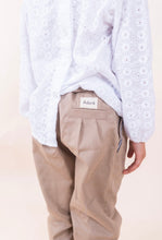 Cargar imagen en el visor de la galería, Bombacha de campo de gabardina beige
