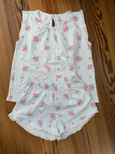 Cargar imagen en el visor de la galería, Pijama corto celeste floreado de niña
