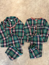 Cargar imagen en el visor de la galería, Pijama de viyela verde y roja de varón
