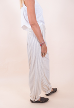 Cargar imagen en el visor de la galería, Bombacha de campo de lino blanca
