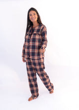 Cargar imagen en el visor de la galería, Pijama de viyela beige y roja de mujer
