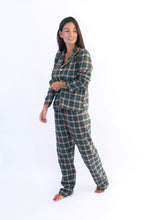 Cargar imagen en el visor de la galería, Pijama de viyela verde y beige de mujer
