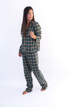 Cargar imagen en el visor de la galería, Pijama de viyela verde y beige de mujer
