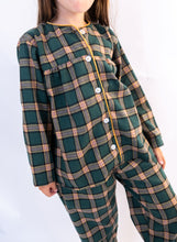 Cargar imagen en el visor de la galería, Pijama viyela verde y beige de niña
