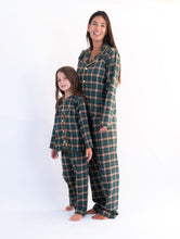 Cargar imagen en el visor de la galería, Pijama viyela verde y beige de niña
