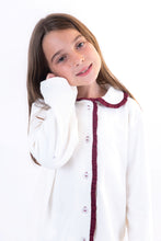 Cargar imagen en el visor de la galería, Pijama classic blanco con volado bordó de nena
