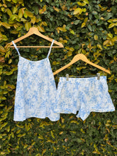 Cargar imagen en el visor de la galería, Pijama plumetí flores celeste
