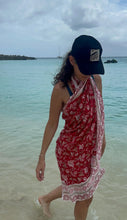 Cargar imagen en el visor de la galería, Pareo floreado rojo
