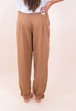 Cargar imagen en el visor de la galería, Bombacha de campo de lino camel
