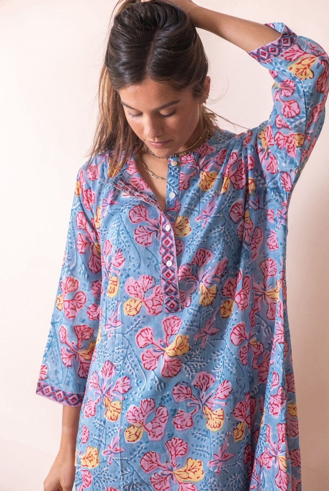 Túnica floreada rosa de mujer