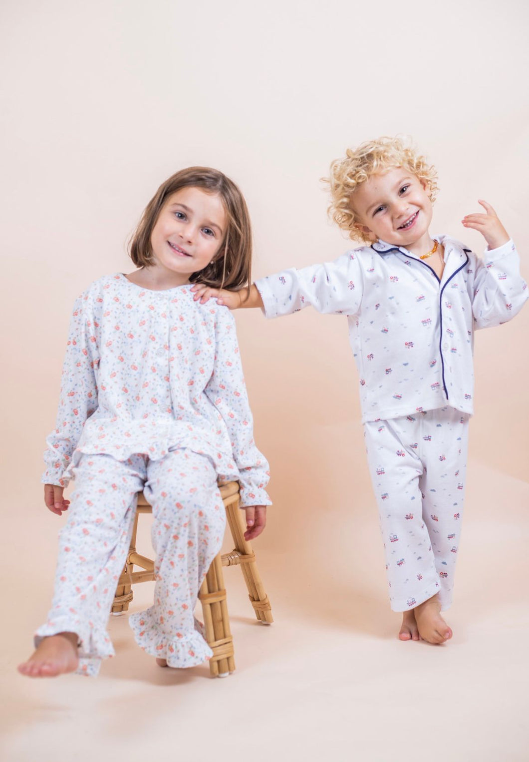 Pijama de algodón floreado blanco de niña